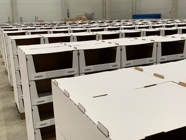 Stapelbox aus Wellpappe – Quer, gestapelt auf Palette