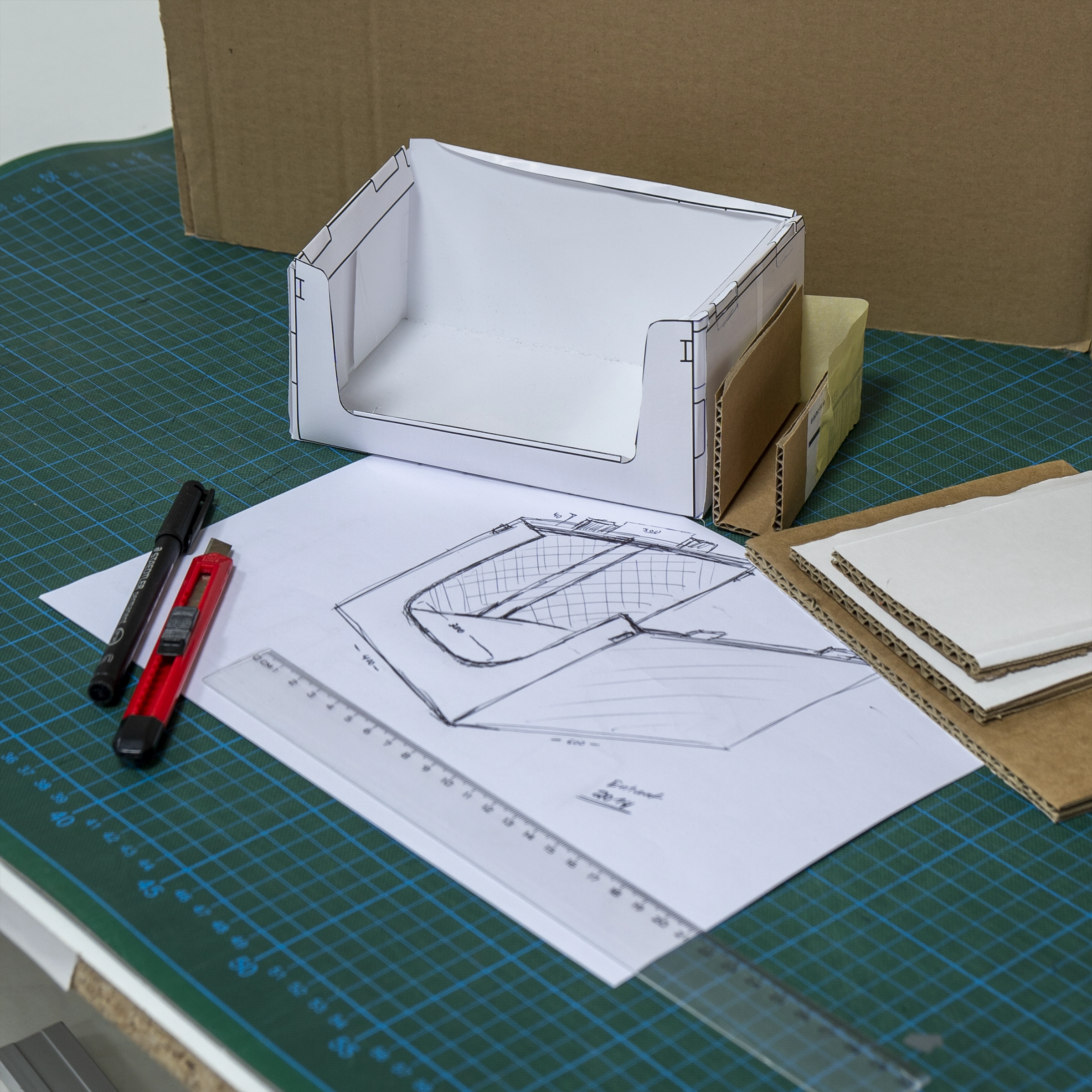 lagerkarton planung breite oeffnung skizze kartonage stift lineal cutting board
